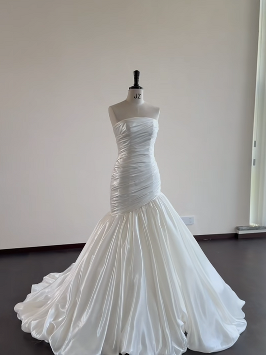 Zeitloses trägerloses Etui-Hochzeitskleid Weißes Brautkleid Satin-Brautkleid DP06298