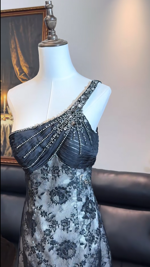 Elegantes schwarzes kurzes Ballkleid, schulterfreies Etuikleid, Hoco-Kleid, Chiffon-Geburtstagskleid DP06384