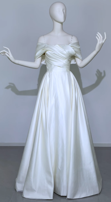 Einfaches schulterfreies A-Linien-Hochzeitskleid aus Satin, ärmelloses Brautkleid DP06415
