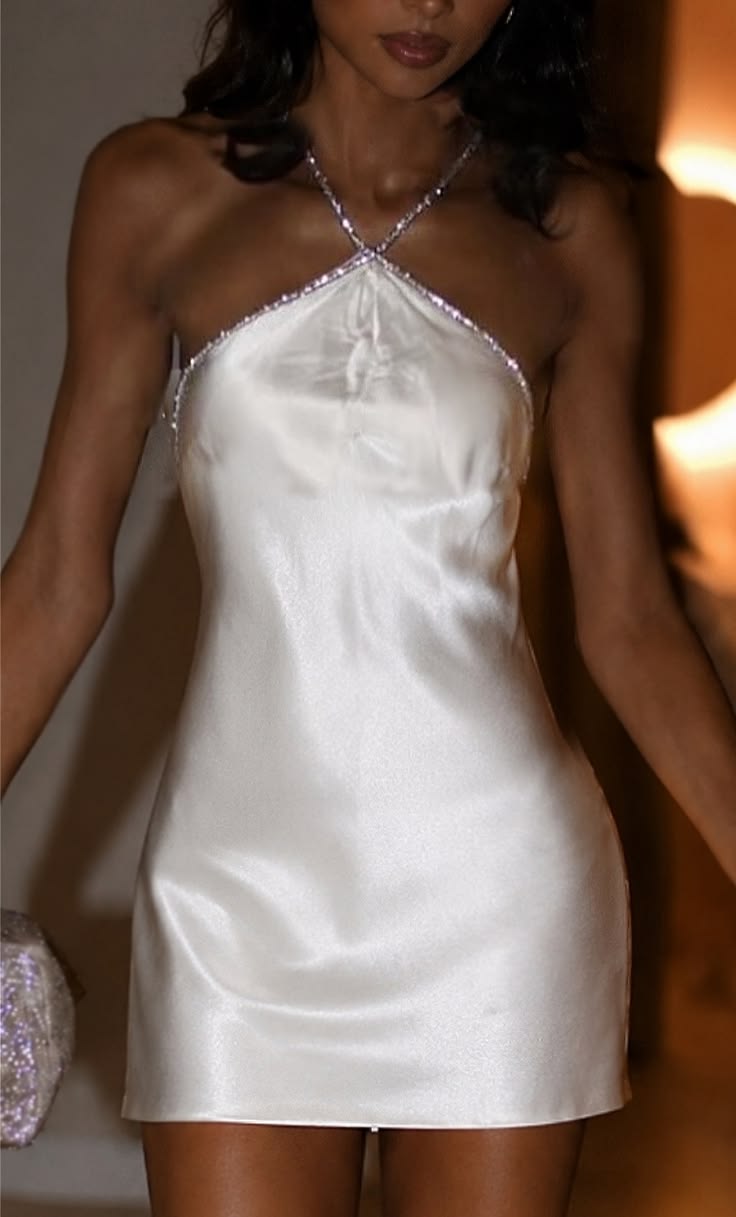 Jolie robe d'anniversaire blanche fourreau en satin courte pour les retrouvailles DP06806