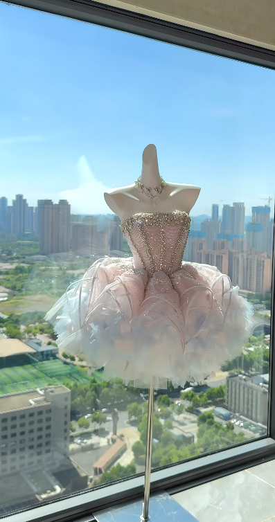 Robe de soirée courte rose sans bretelles en tulle coupe trapèze DP07507