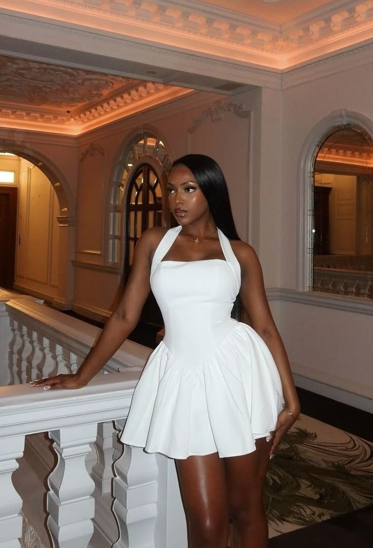 Robe courte d'été sexy en satin blanc à col licou, coupe trapèze, tenue d'anniversaire Hoco, mini robe de soirée pour 18 ans, DP1041