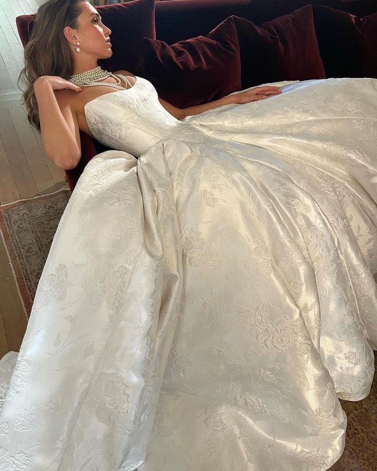 Romantic Bridal Gown Ball Gown Strapless Satin White Wedding Dresses Minimalist Bridal Gowns DP1186