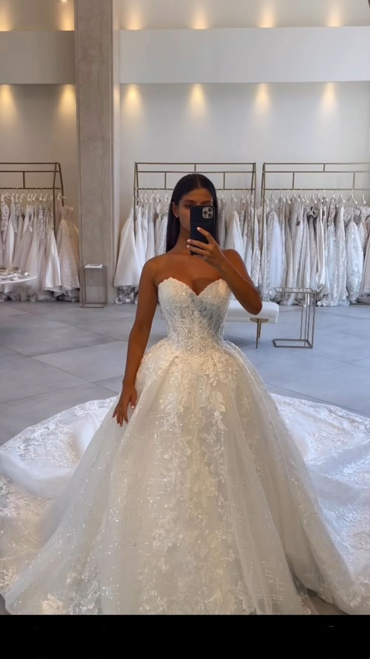 Robe de mariée classique, robe de bal, décolleté en cœur, dentelle, blanche, minimaliste, DP1326
