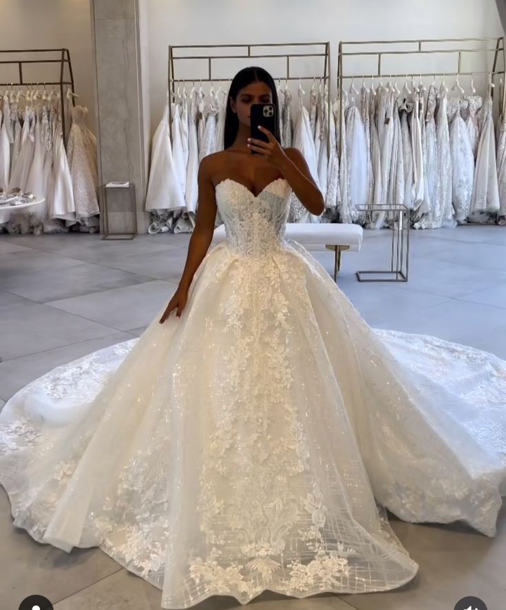 Robe de mariée classique, robe de bal, décolleté en cœur, dentelle, blanche, minimaliste, DP1326