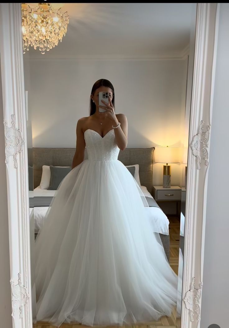 Robe de mariée classique, robe de bal, décolleté en cœur, tulle, blanche, minimaliste, DP1344
