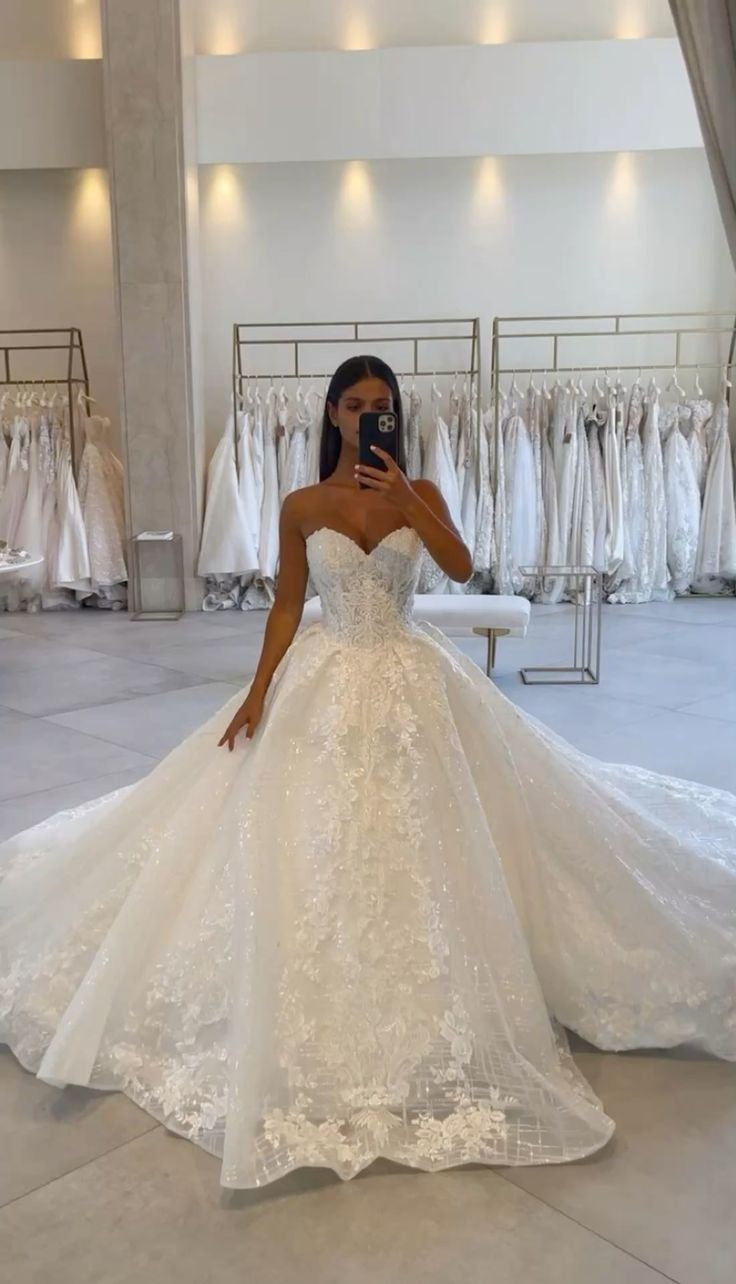 Robe de mariée classique, robe de bal, décolleté en cœur, dentelle, blanche, minimaliste, DP1362