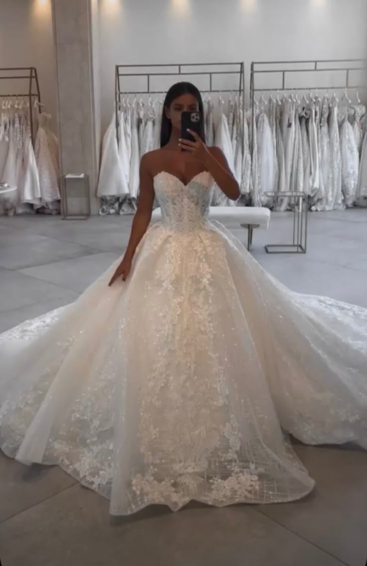 Robe de mariée classique, robe de bal, décolleté en cœur, dentelle, blanche, minimaliste, DP1362