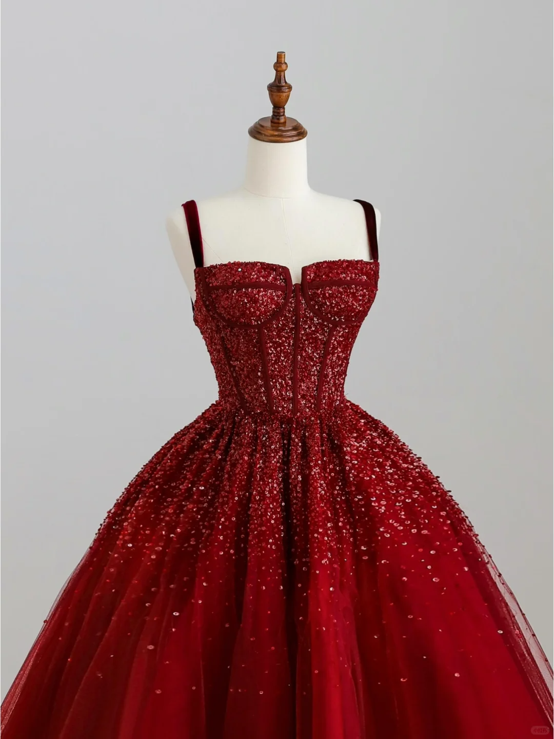 Robe de soirée longue rouge élégante et glamour, coupe trapèze, bretelles spaghetti, en tulle, DP1522