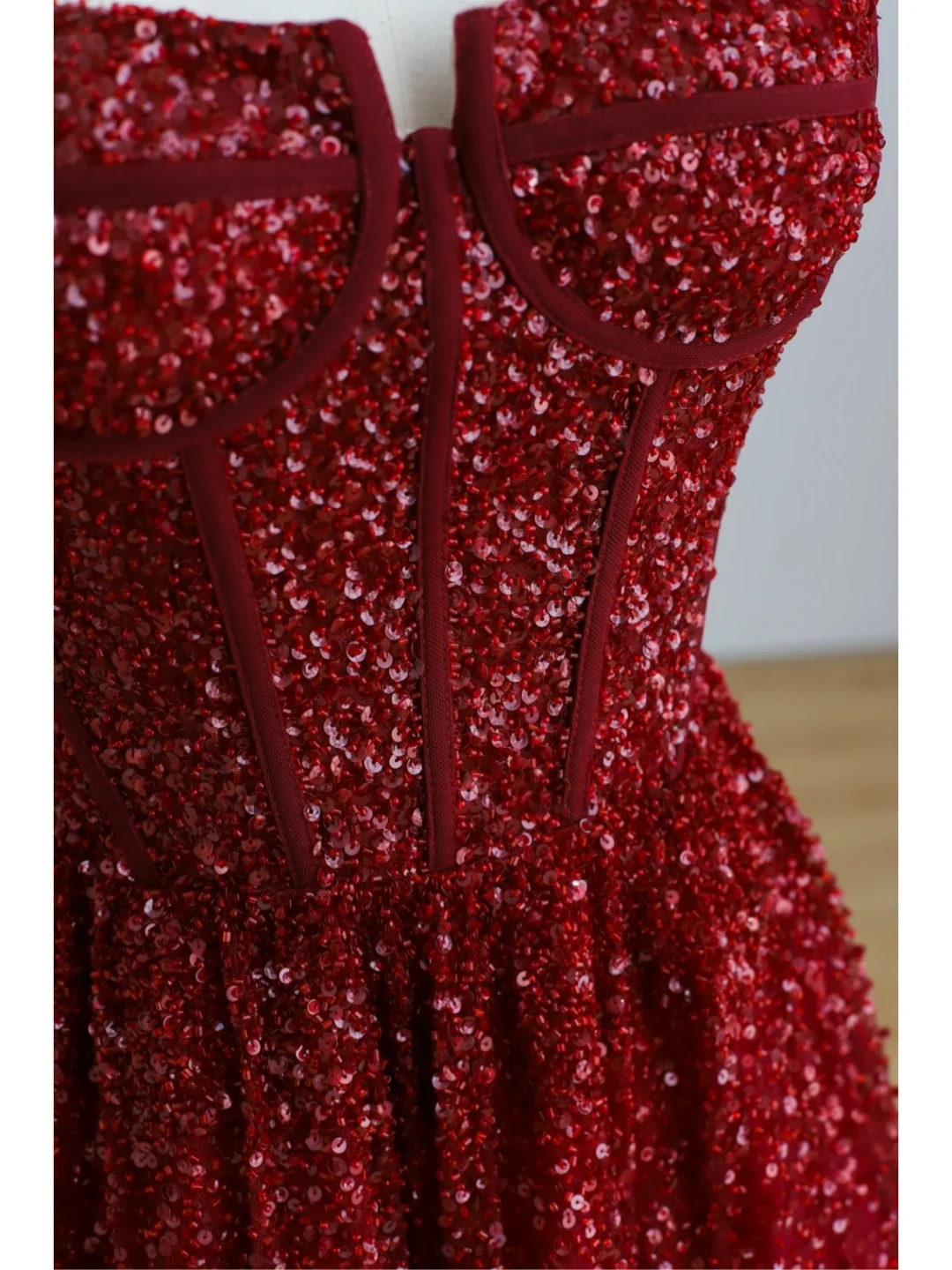 Robe de soirée longue rouge élégante et glamour, coupe trapèze, bretelles spaghetti, en tulle, DP1522