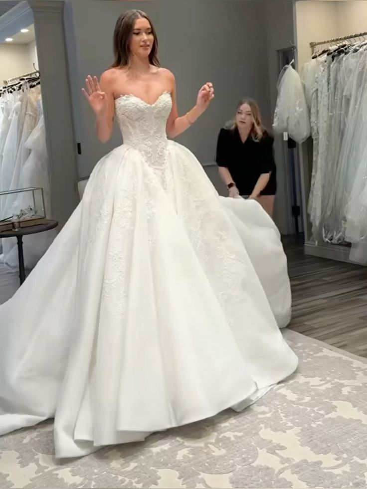 Robe de mariée classique, robe de bal, décolleté en cœur, dentelle, blanche, minimaliste, DP1590