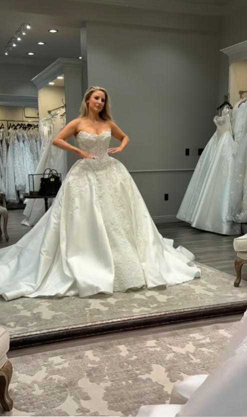 Robe de mariée classique, robe de bal, décolleté en cœur, dentelle, blanche, minimaliste, DP1590