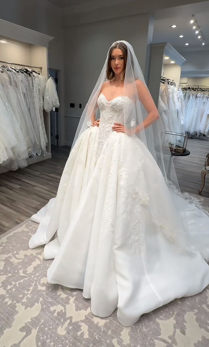 Robe de mariée classique, robe de bal, décolleté en cœur, dentelle, blanche, minimaliste, DP1605