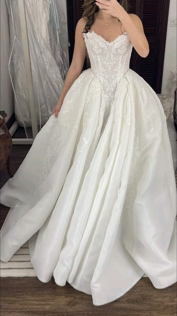 Robe de mariée classique, robe de bal, décolleté en cœur, dentelle, blanche, minimaliste, DP1605