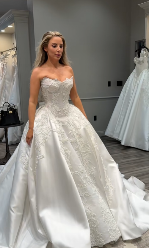Robe de mariée classique, robe de bal, décolleté en cœur, dentelle, blanche, minimaliste, DP1590