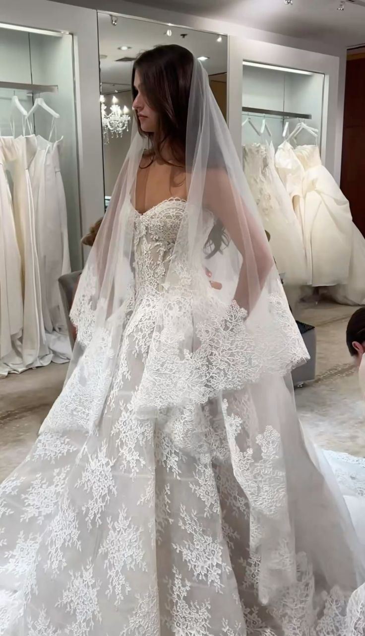 Robe de mariée classique, robe de bal, décolleté en cœur, dentelle, blanche, minimaliste, DP1616