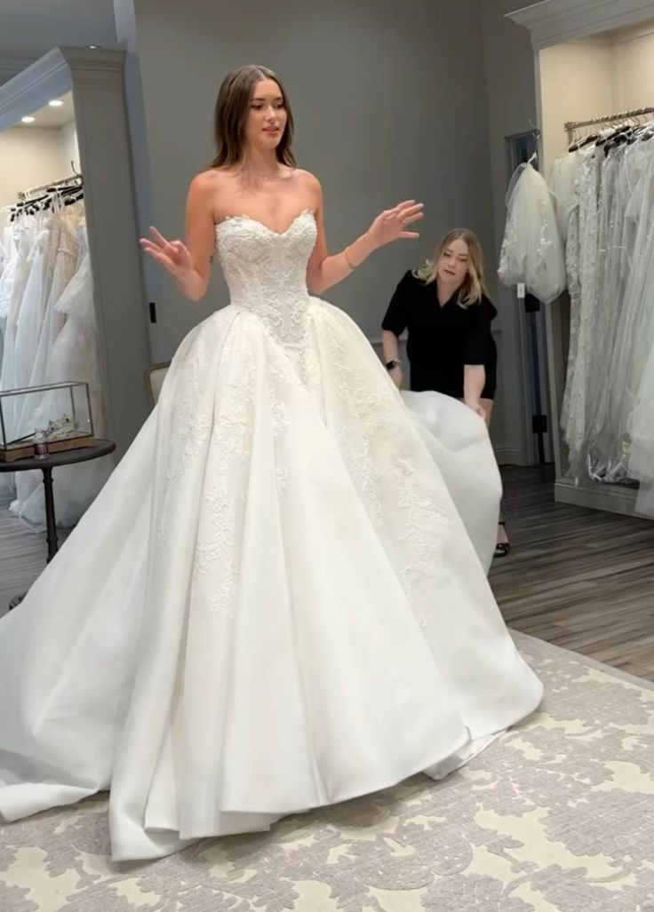 Robe de mariée classique, robe de bal, décolleté en cœur, dentelle, blanche, minimaliste, DP1590