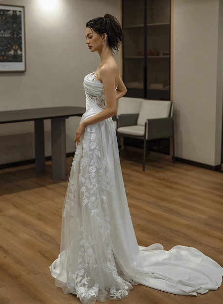 Robe de mariée classique fourreau asymétrique en dentelle blanche, robes de mariée minimalistes DP1652