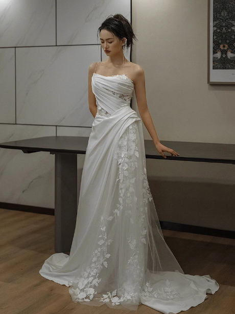 Robe de mariée classique fourreau asymétrique en dentelle blanche, robes de mariée minimalistes DP1652