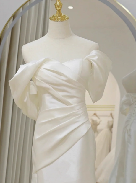 Robe de mariée classique sirène épaules dénudées en satin blanc, robes de mariée minimalistes DP1654