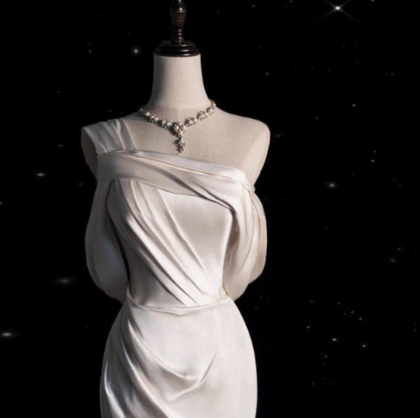 Robe de mariée classique sirène asymétrique en satin blanc, robe de mariée minimaliste DP1658