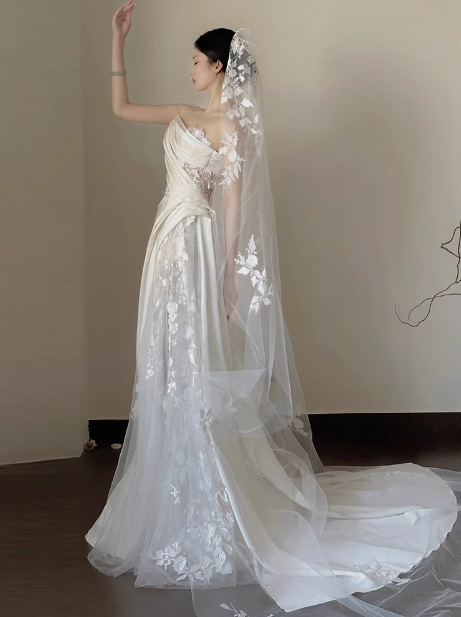 Robe de mariée classique fourreau asymétrique en dentelle blanche, robes de mariée minimalistes DP1665