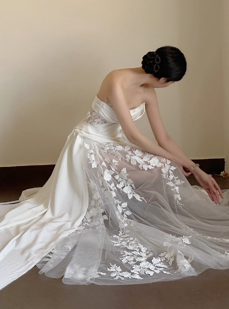 Robe de mariée classique fourreau asymétrique en dentelle blanche, robes de mariée minimalistes DP1665