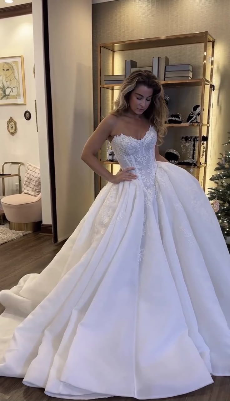 Robe de mariée classique, robe de bal, décolleté en cœur, dentelle, blanche, minimaliste, DP1683