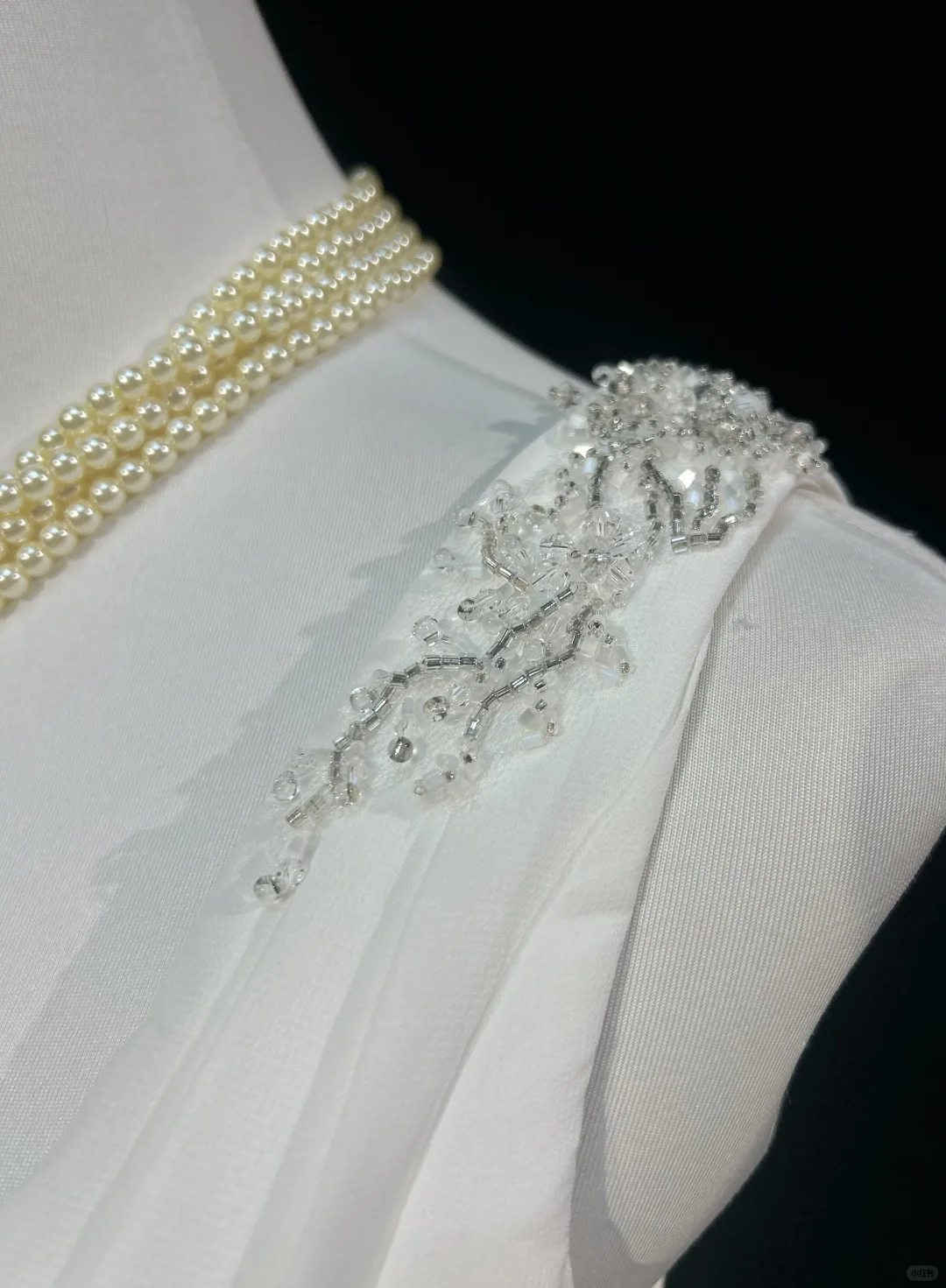 Robe de mariée classique, coupe trapèze, col en V, mousseline de soie, perles, blanche, minimaliste, DP1687