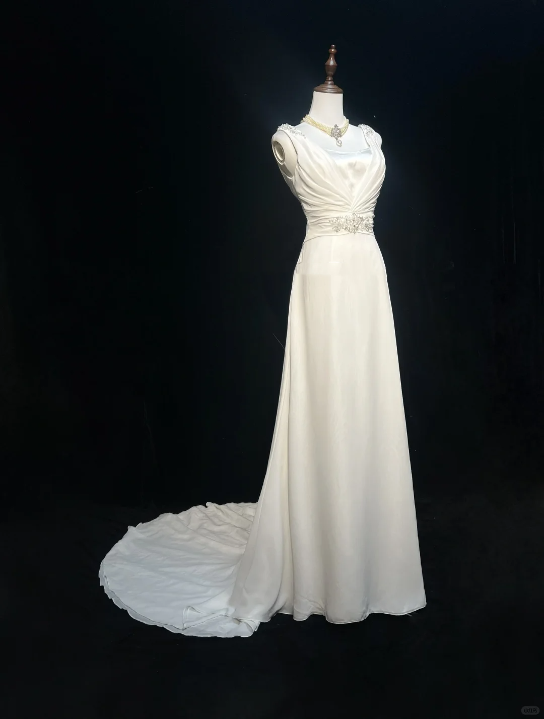 Robe de mariée classique, coupe trapèze, col en V, mousseline de soie, perles, blanche, minimaliste, DP1687