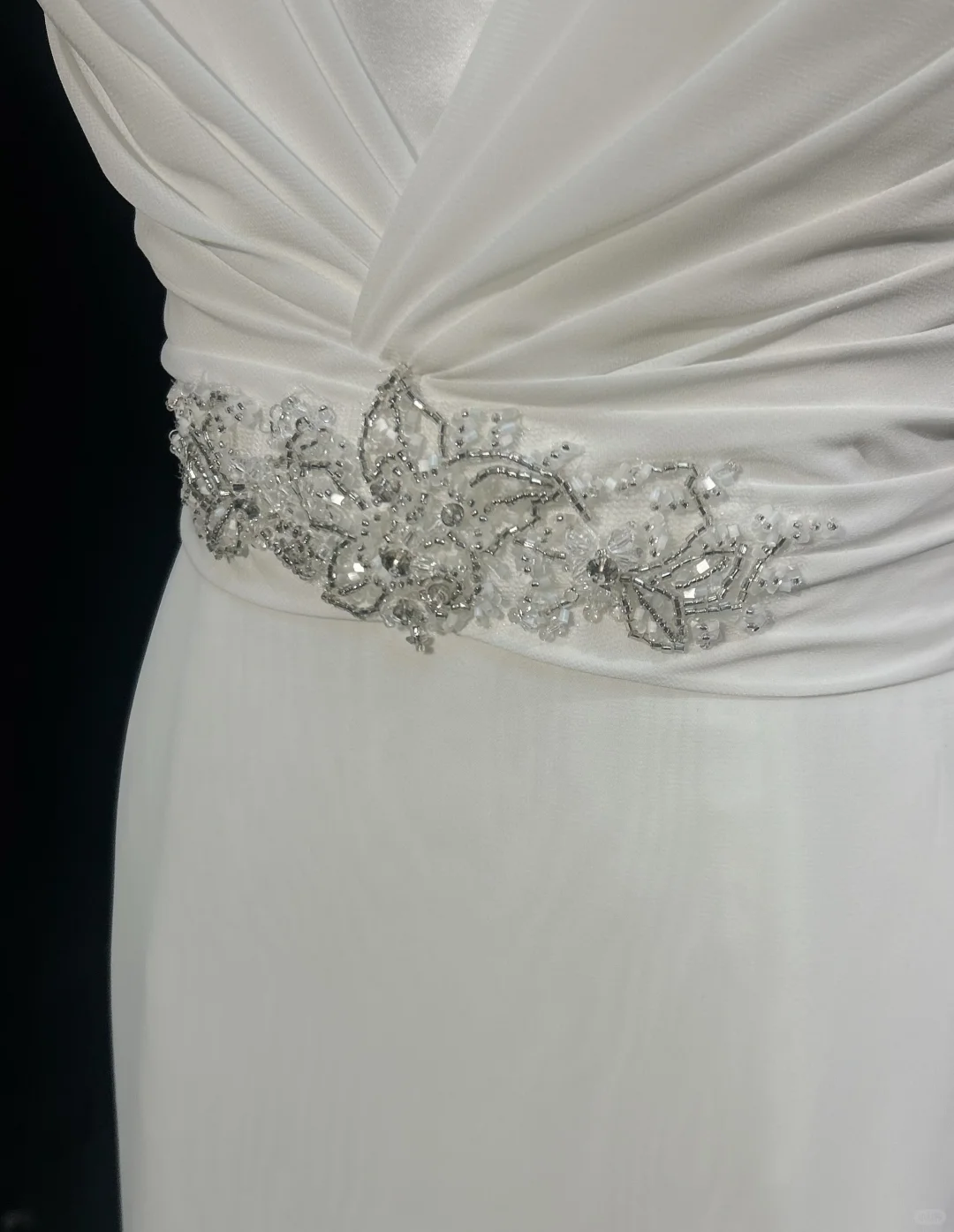 Robe de mariée classique, coupe trapèze, col en V, mousseline de soie, perles, blanche, minimaliste, DP1687