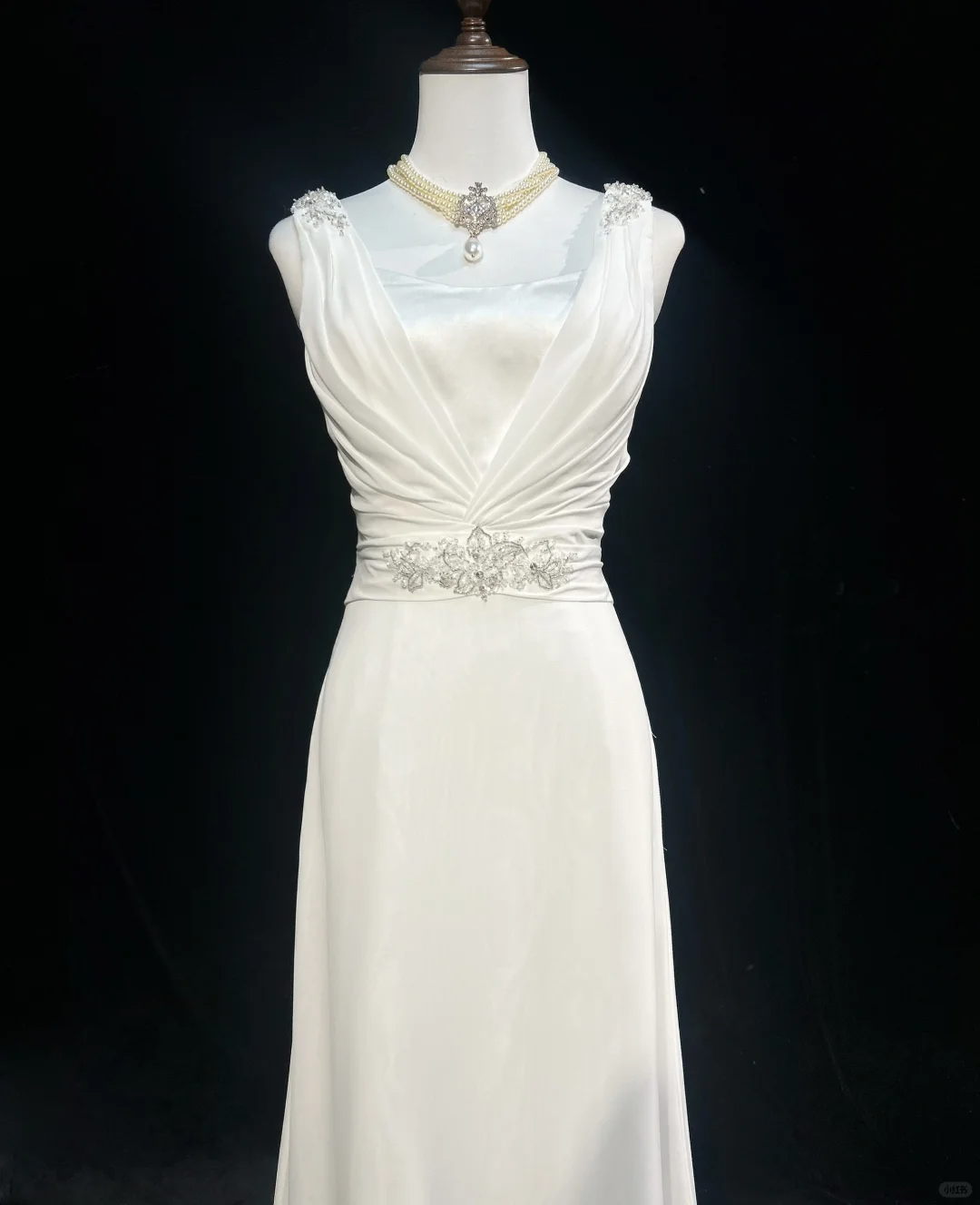 Robe de mariée classique, coupe trapèze, col en V, mousseline de soie, perles, blanche, minimaliste, DP1687