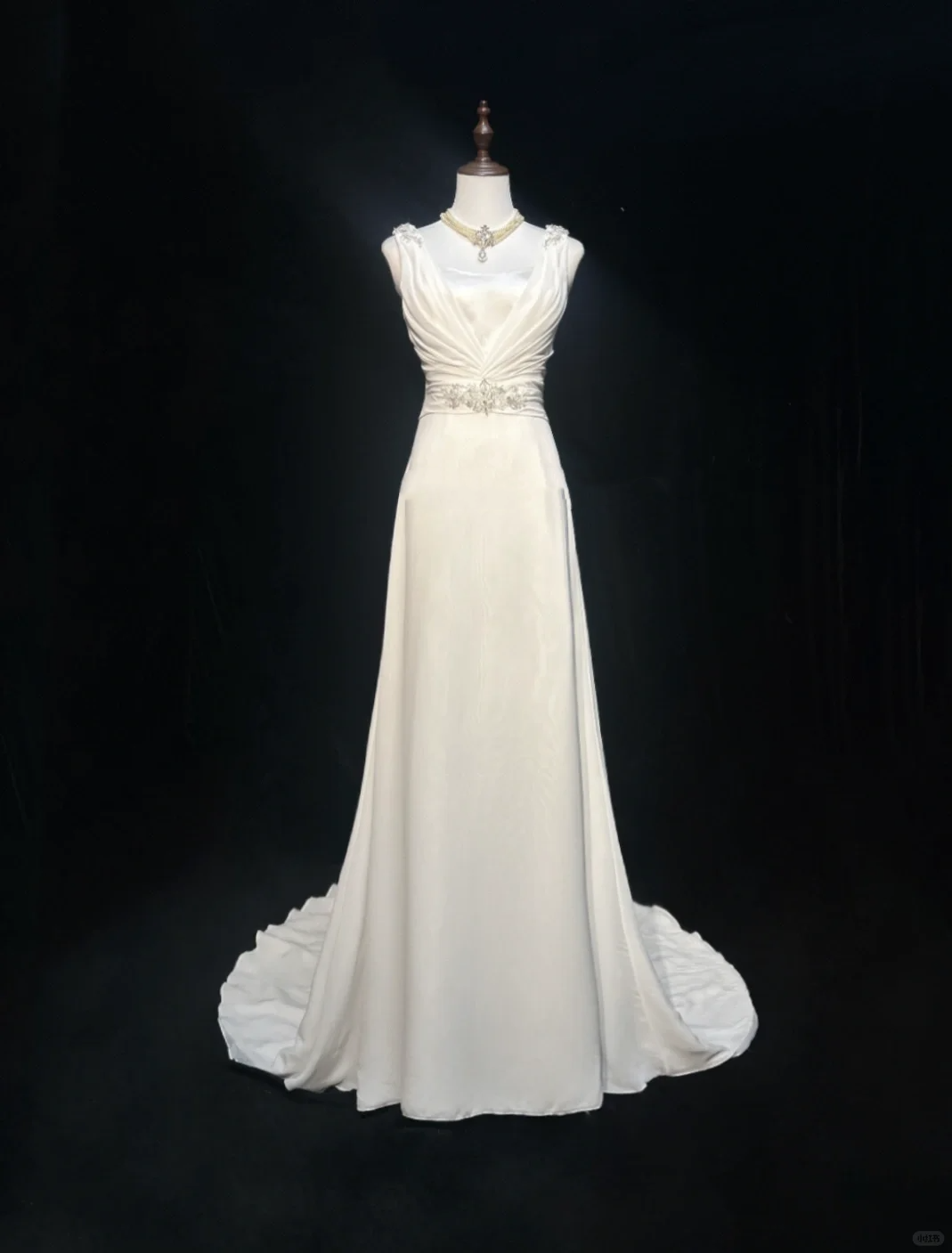 Robe de mariée classique, coupe trapèze, col en V, mousseline de soie, perles, blanche, minimaliste, DP1687