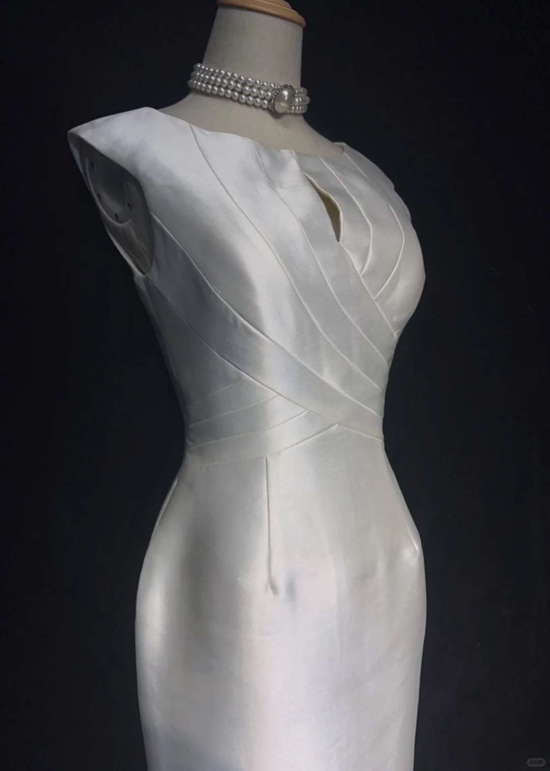Robe de mariée classique fourreau courte en satin blanc, robes de mariée minimalistes DP1692