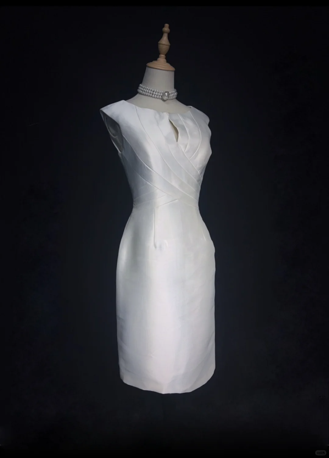 Robe de mariée classique fourreau courte en satin blanc, robes de mariée minimalistes DP1692