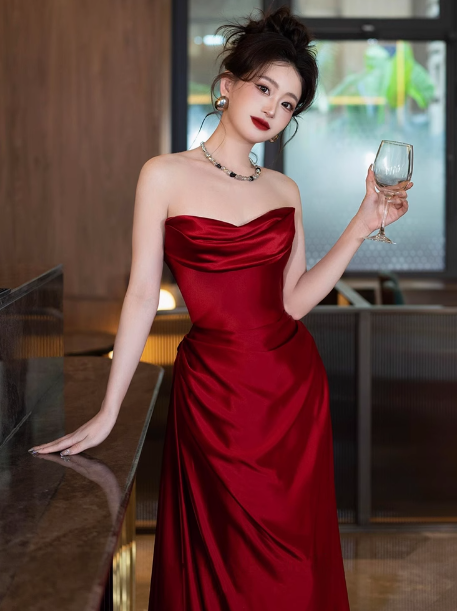 Elegantes Etuikleid mit Herzausschnitt in Burgunderrot aus Satin, formelle Sommerkleider für Hochzeitsgäste, Outfits für Hochzeitsgäste, DP2268