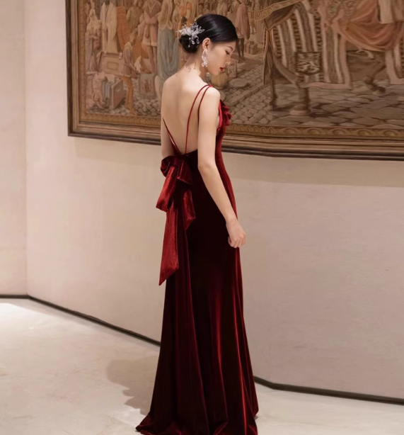 Elegantes Etuikleid mit Spaghettiträgern in Burgunderrot mit Samt, formelle Sommerkleider für Hochzeitsgäste, Outfits für Hochzeitsgäste, DP2274