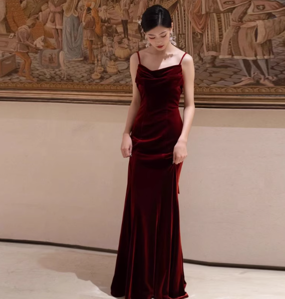 Elegantes Etuikleid mit Spaghettiträgern in Burgunderrot mit Samt, formelle Sommerkleider für Hochzeitsgäste, Outfits für Hochzeitsgäste, DP2274