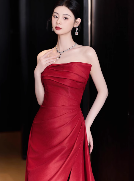 Wunderschönes Etui-Kleid mit trägerlosem roten Satin und Schlitz, Ballkleid für formelle Sommerhochzeitsgäste, Outfits für Hochzeitsgäste, DP2276