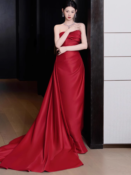 Wunderschönes Etui-Kleid mit trägerlosem roten Satin und Schlitz, Ballkleid für formelle Sommerhochzeitsgäste, Outfits für Hochzeitsgäste, DP2276