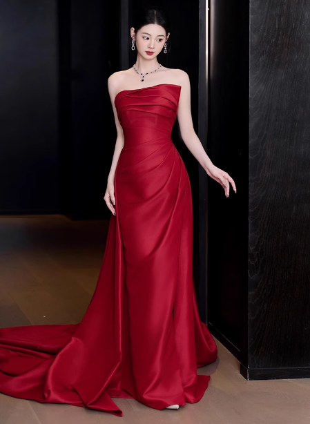 Wunderschönes Etui-Kleid mit trägerlosem roten Satin und Schlitz, Ballkleid für formelle Sommerhochzeitsgäste, Outfits für Hochzeitsgäste, DP2276