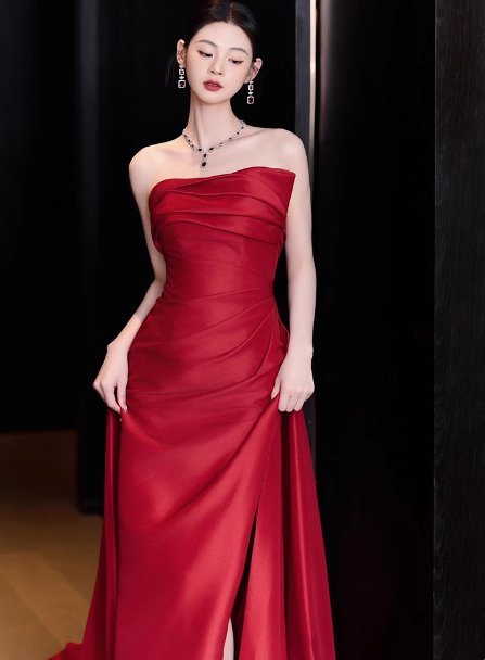 Wunderschönes Etui-Kleid mit trägerlosem roten Satin und Schlitz, Ballkleid für formelle Sommerhochzeitsgäste, Outfits für Hochzeitsgäste, DP2276
