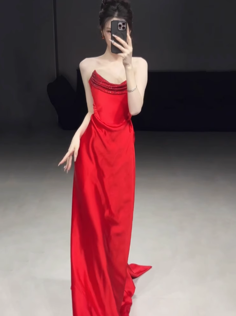 Wunderschönes Etui-Kleid aus trägerlosem rotem Satin, formelle Sommerkleider für Hochzeitsgäste, Outfits für Hochzeitsgäste, DP2279