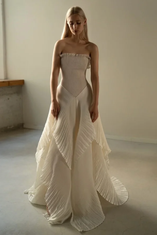 Robe de bal longue plissée beige chic, sans bretelles, avec coutures contrastées, DP241