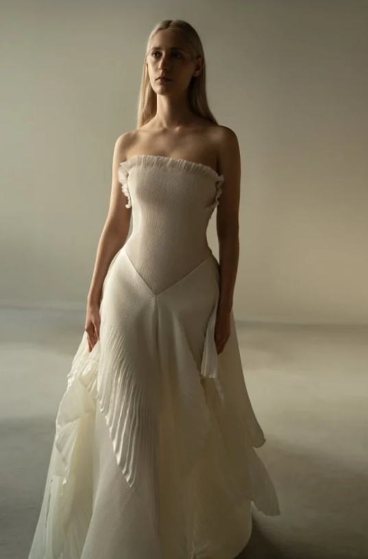 Robe de bal longue plissée beige chic, sans bretelles, avec coutures contrastées, DP241