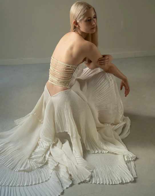 Robe de bal longue plissée beige chic, sans bretelles, avec coutures contrastées, DP241