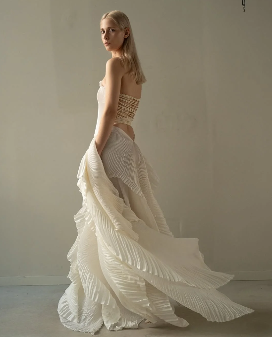 Robe de bal longue plissée beige chic, sans bretelles, avec coutures contrastées, DP241