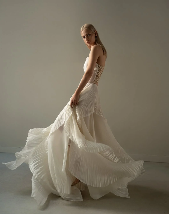Robe de bal longue plissée beige chic, sans bretelles, avec coutures contrastées, DP241