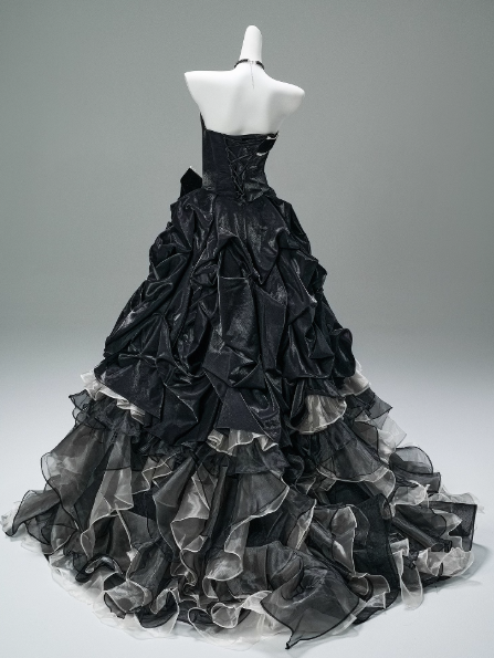 Stunning Sweetheart Neck Ball Gown Tiered Tulle Taffeta Long Quinceanera Dress Black Appliqué Formal Gowns Vestido De 15 Anos Sweet 16 Dress DP2850