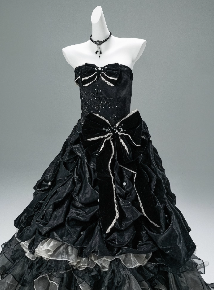 Stunning Sweetheart Neck Ball Gown Tiered Tulle Taffeta Long Quinceanera Dress Black Appliqué Formal Gowns Vestido De 15 Anos Sweet 16 Dress DP2850